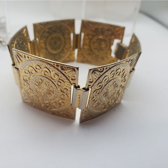 Kings mistress intricate carved‎ gold toned bracelet B0328 - Picture 1 of 3